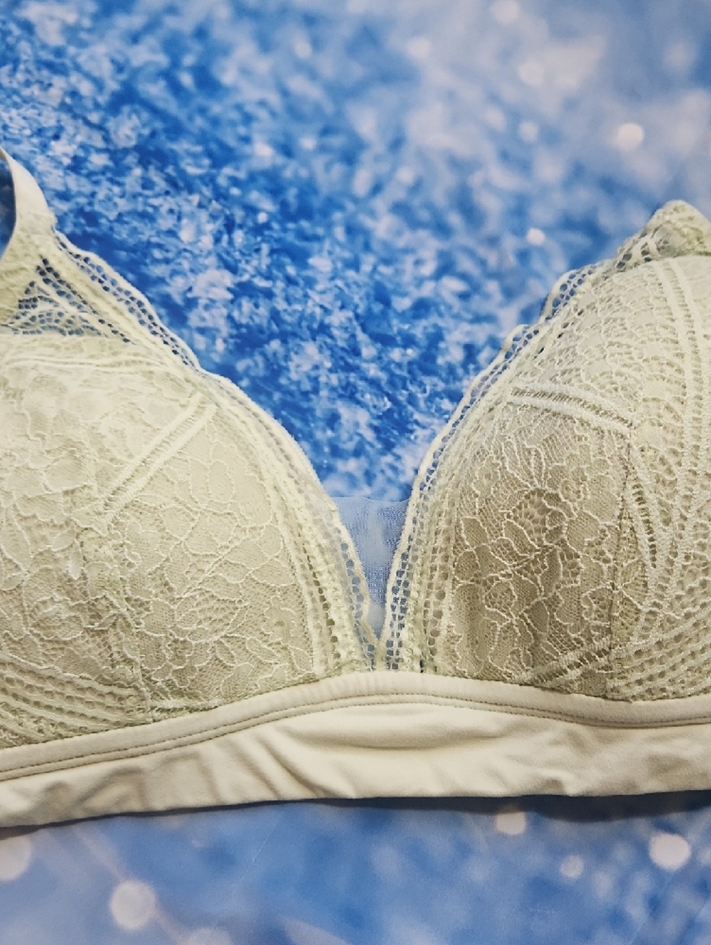 🌻🌻🌻Auden Lace Wireless Bralette in Pale Lime - Picture 6 of 6